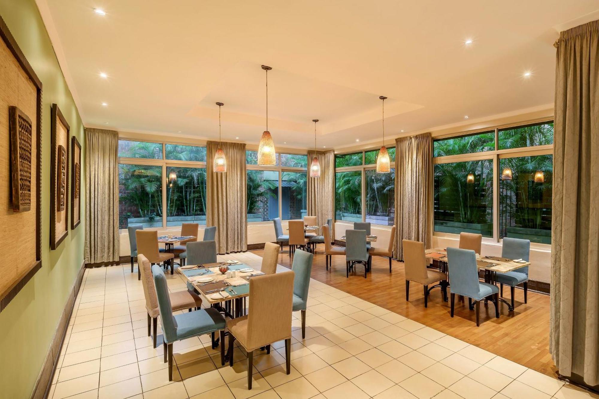 Protea Hotel By Marriott Lusaka Extérieur photo