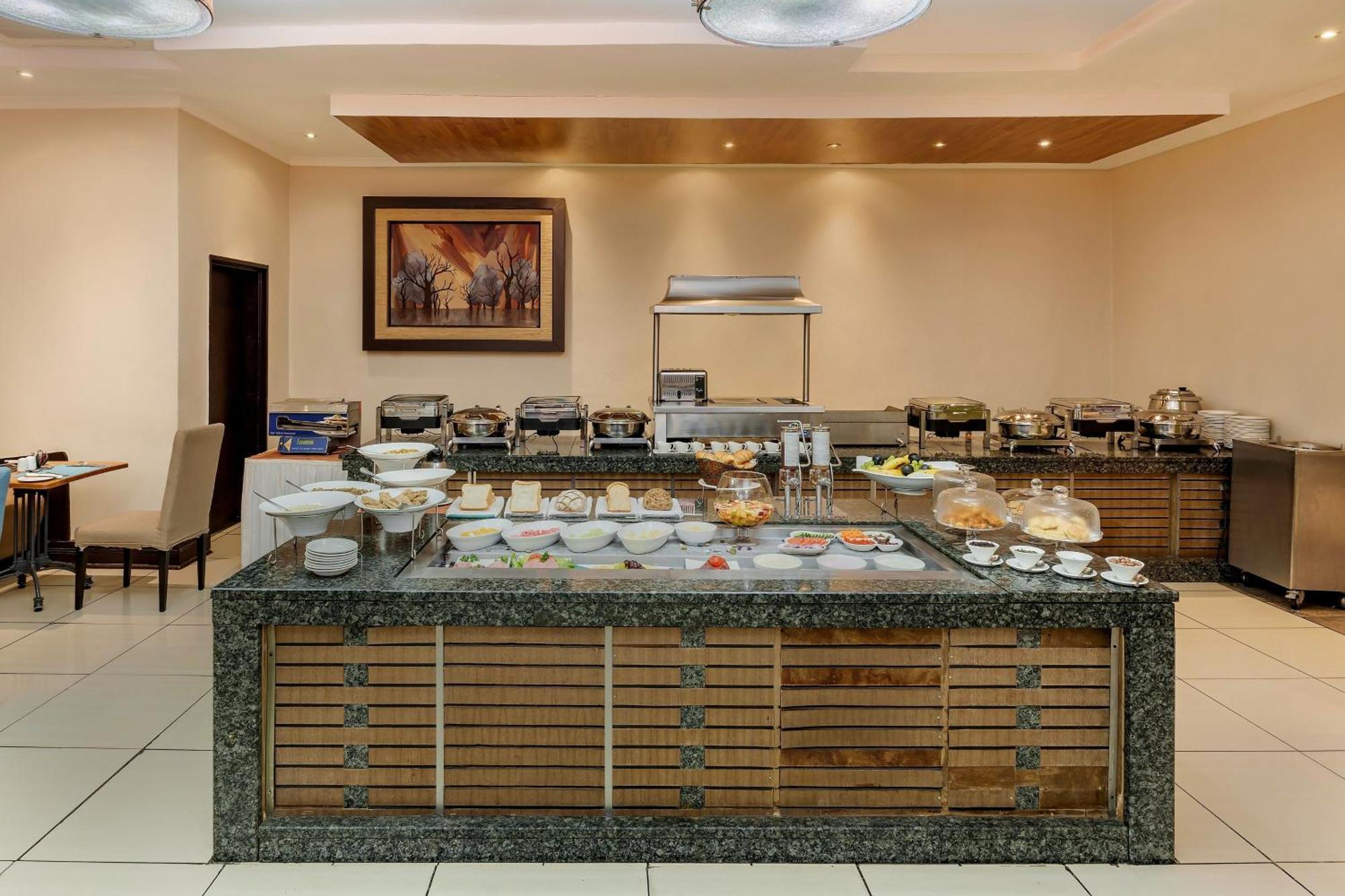 Protea Hotel By Marriott Lusaka Extérieur photo