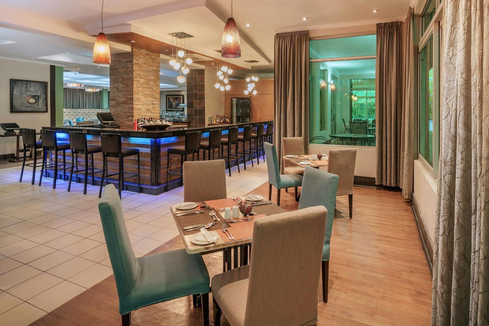 Protea Hotel By Marriott Lusaka Extérieur photo