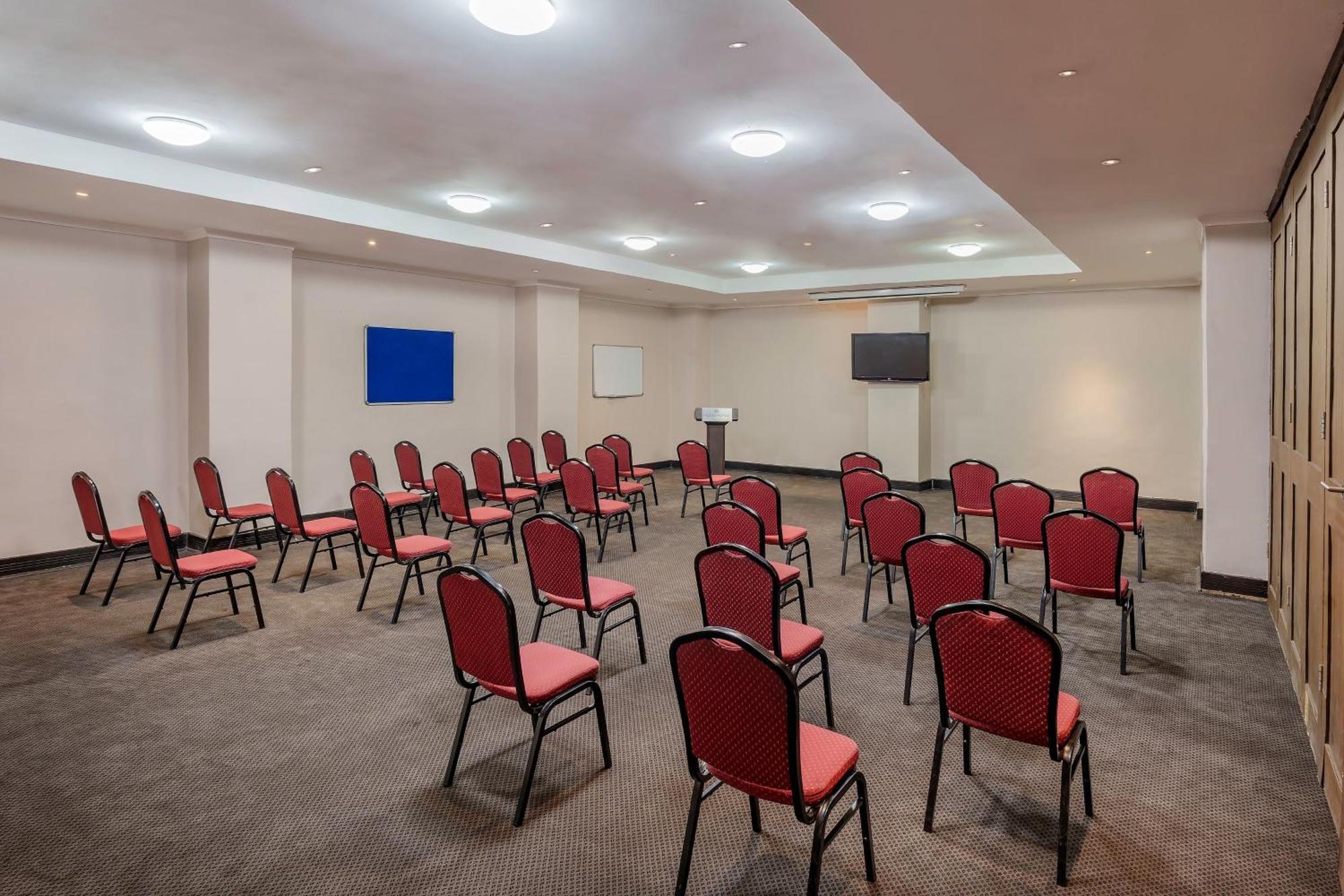 Protea Hotel By Marriott Lusaka Extérieur photo