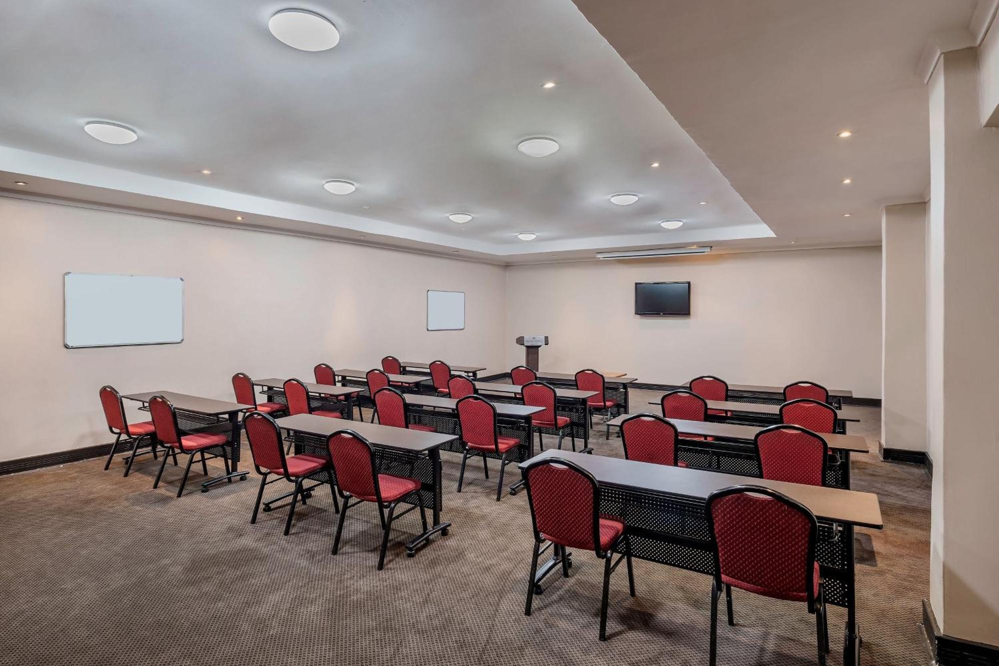 Protea Hotel By Marriott Lusaka Extérieur photo