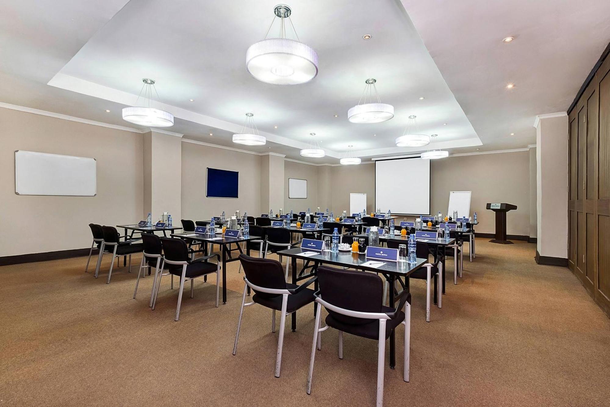 Protea Hotel By Marriott Lusaka Extérieur photo