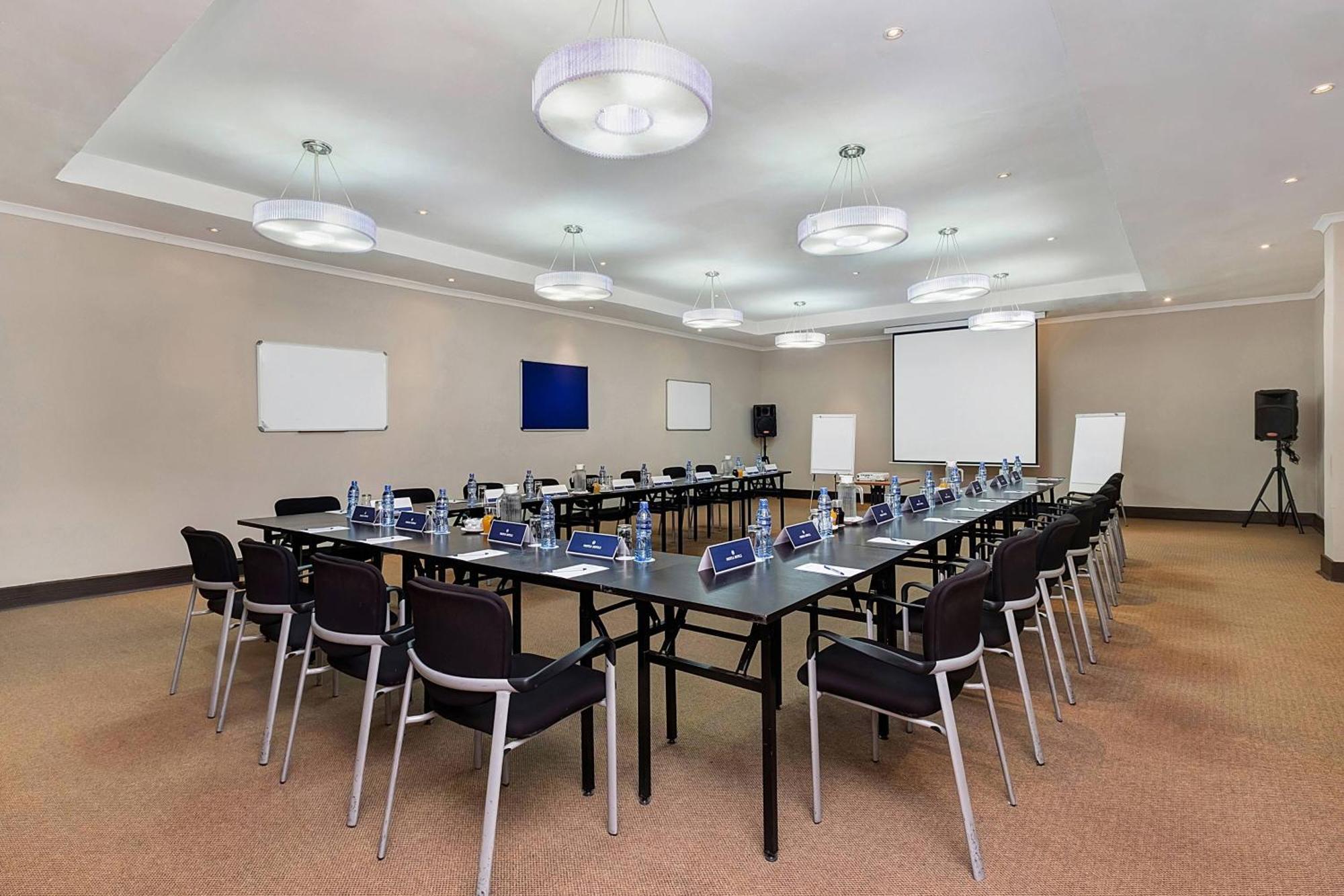 Protea Hotel By Marriott Lusaka Extérieur photo